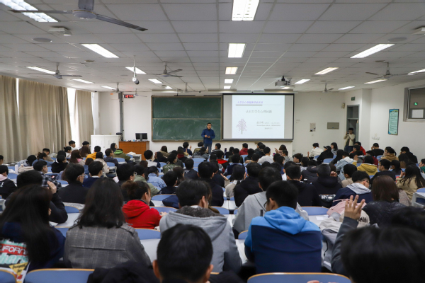 学校举办《认识大学生心理问题》心理讲座 田瑜亮摄