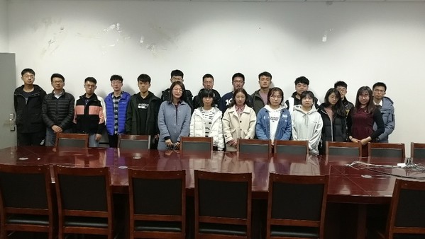 活动结束后团支部成员进行合影 付子铭摄影