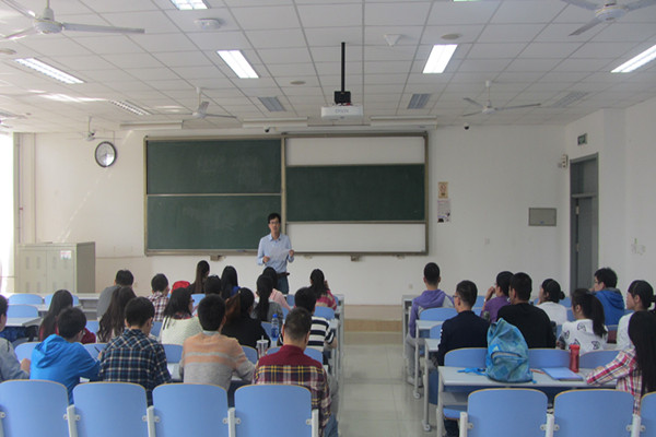 姜飞主持会议（摄影：纪娜）