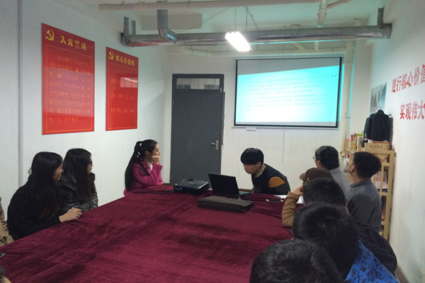 支部成员张毅做汇报（摄影：朱辰星）