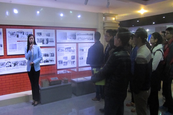 参观石大校史馆