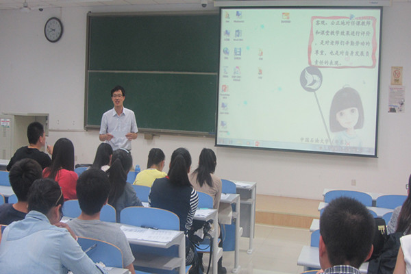 辅导员讲话（摄影：王敏）