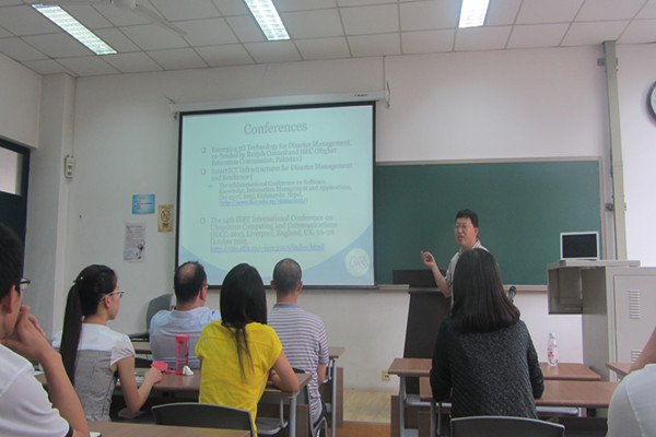 王新珩教授做报告现场（摄影：王敏）