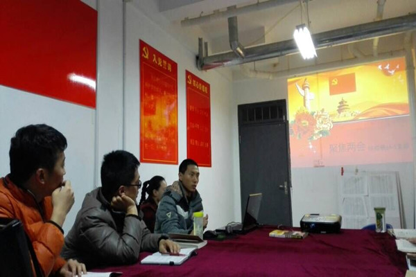 支部成员祁丽志介绍“两会”常识