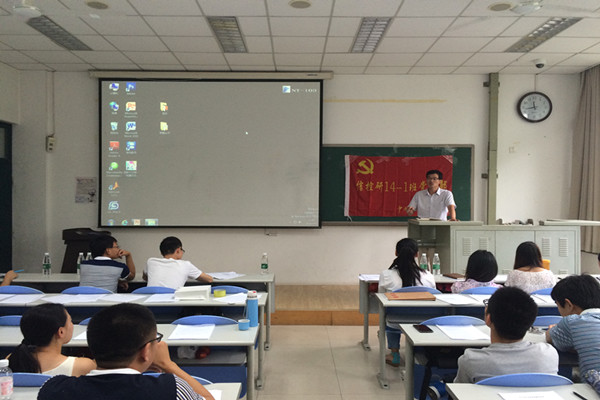 辅导员姜飞老师做总结（摄影：朱晨星）