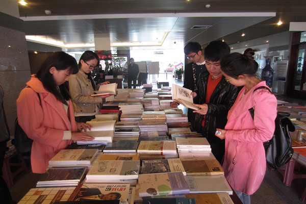 聚精会神看书展（摄影：白明雷）