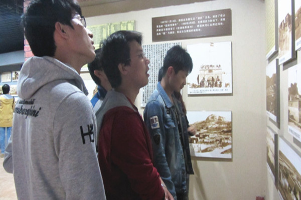 支部成员认真观看陈列照片（摄影：田原）