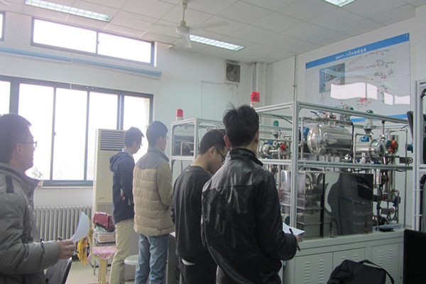 工作人员检查实验室（摄影：王敏）