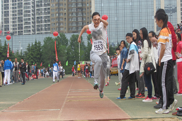 奋身一跃的瞬间（摄影：臧人霖）