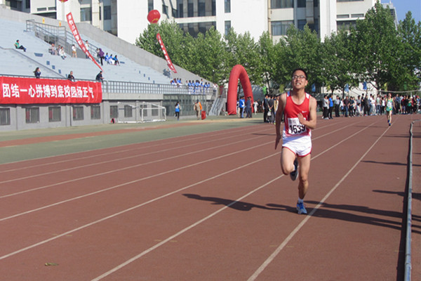 永不言弃的健儿（摄影：臧人霖）