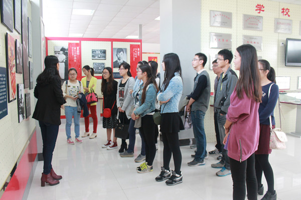 讲解员讲解雷锋生平